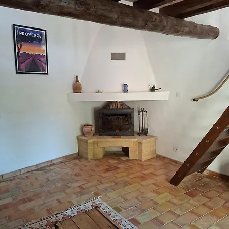 Cabanon Provencal En Pierre Entoure De Lavandes *