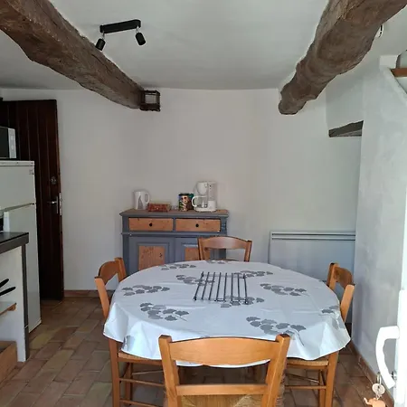 Cabanon Provençal En Pierre Entouré De Lavandes *