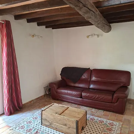 Cabanon Provencal En Pierre Entoure De Lavandes *