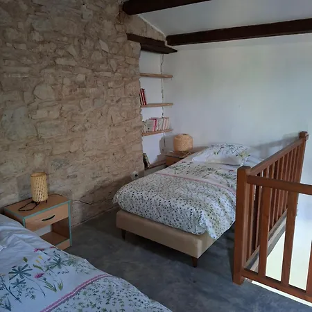 Cabanon Provençal En Pierre Entouré De Lavandes