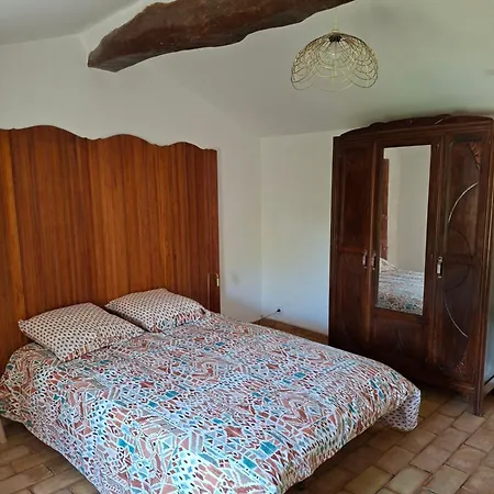 Cabanon Provençal En Pierre Entouré De Lavandes *