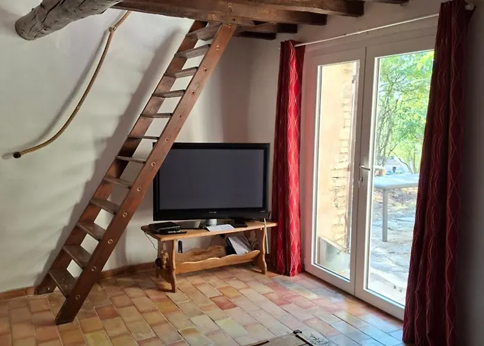 Cabanon Provençal En Pierre Entouré De Lavandes Vachères