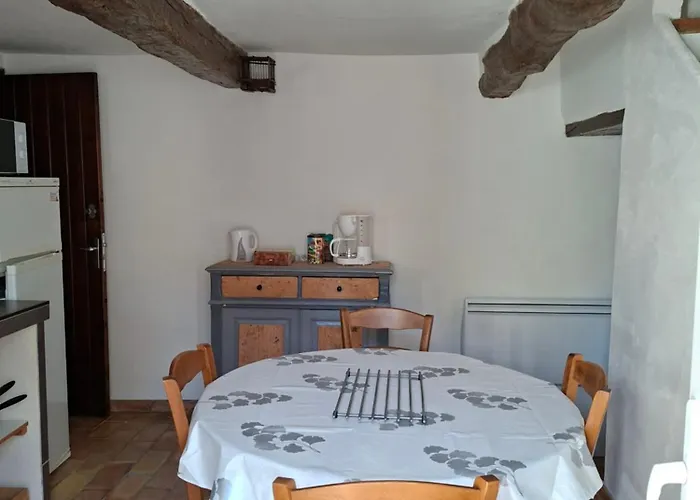 Cabanon Provençal En Pierre Entouré De Lavandes *