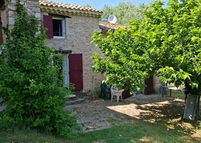 Cabanon Provençal En Pierre Entouré De Lavandes *