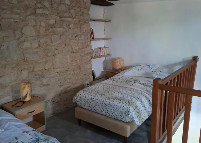 Cabanon Provençal En Pierre Entouré De Lavandes